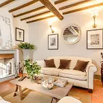 Villa Alberta, Panoramic 4 Bedrooms With Private Pool In Close To Town Centre