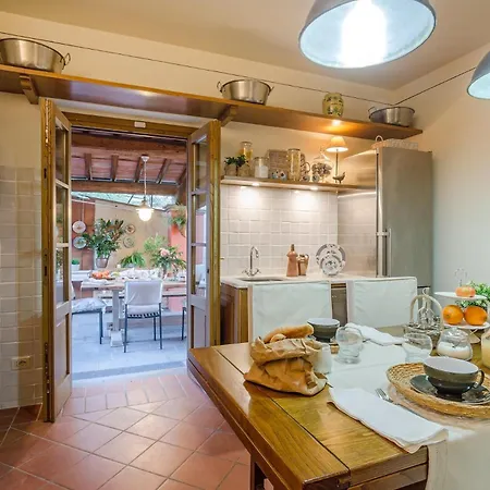 Alberta, Panoramic 4 Bedrooms With Private Pool In Close To Town Centre لوكا
