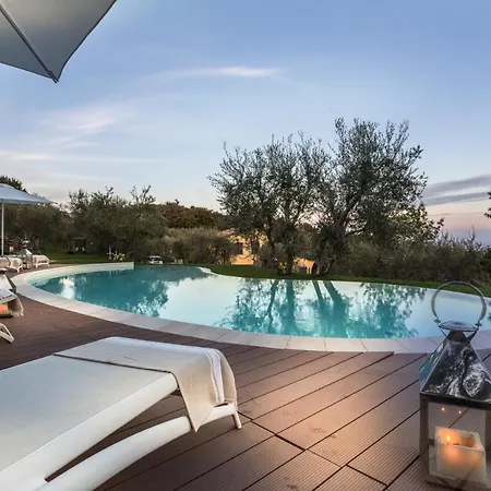 Alberta, Panoramic 4 Bedrooms With Private Pool In Close To Town Centre لوكا