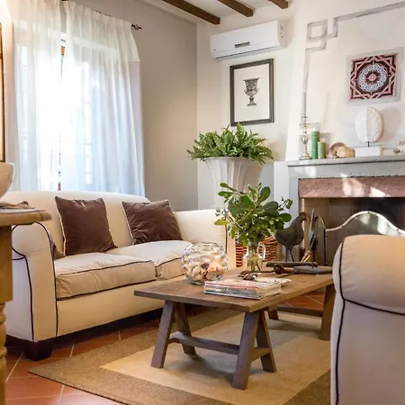 Alberta, Panoramic 4 Bedrooms With Private Pool In Close To Town Centre فيلة
