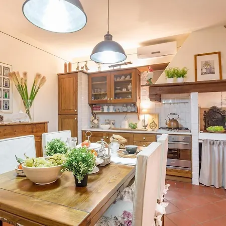 Villa Alberta, Panoramic 4 Bedrooms With Private Pool In Close To Town Centre